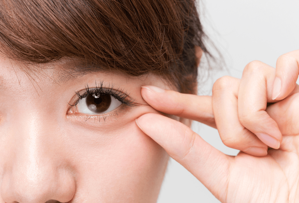 目元のハリ不足に悩む女性